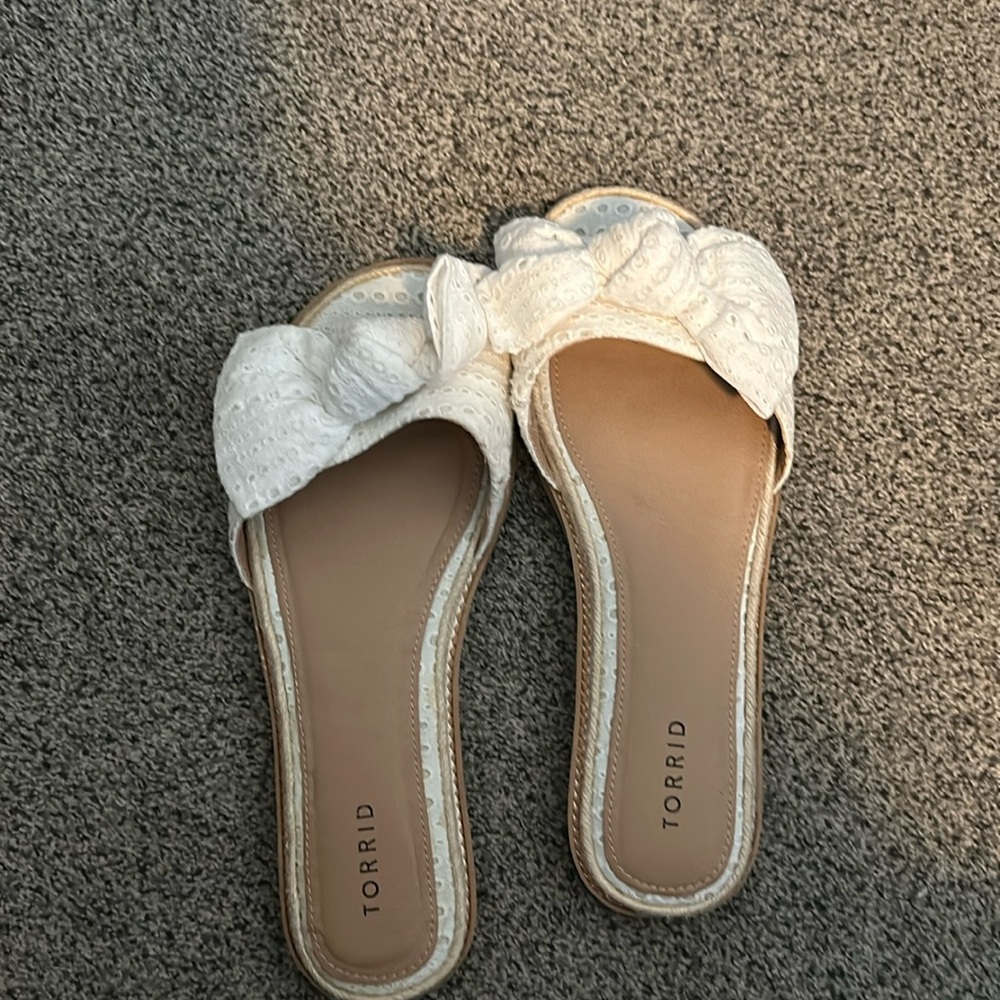 Sandals with bow